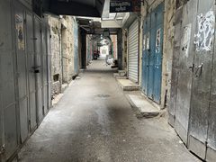 الاضراب الشامل يعم محافظات الضفة الغربية تنديدا بقرار الكنيست اعدام الاسرى