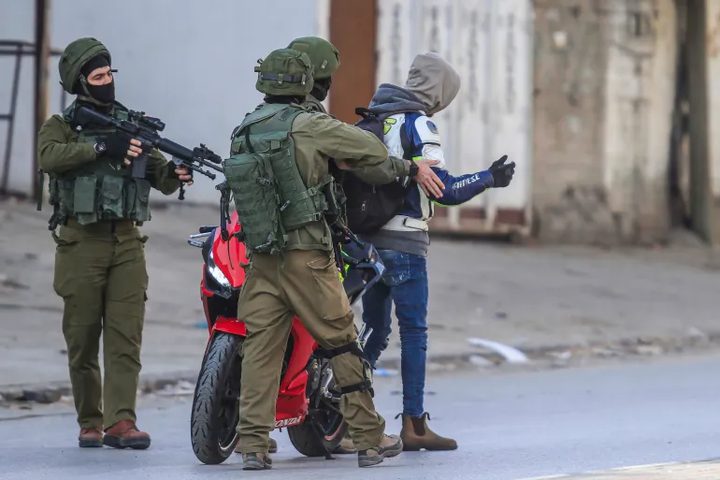 قوات الاحتلال تعتقل مواطنين من كفر عبوش