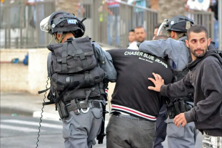 قوات الاحتلال تعتقل ٤ مواطنين من رام الله