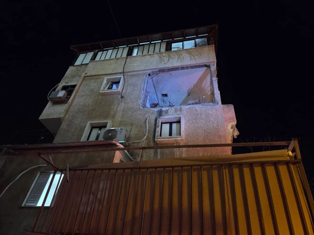 إصابة مبنى في بني براك بتل أبيب وحرائق في حولون وبيتاح تكفا