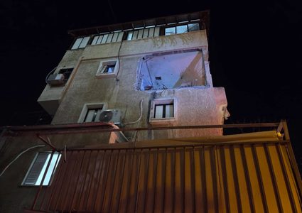 إصابة مبنى في بني براك بتل أبيب وحرائق في حولون وبيتاح تكفا