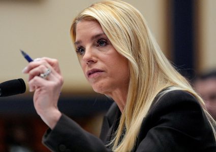 ترامب يعلن إقالة بام بوندي وتكليف محاميه السابق تود بلانش بوزارة العدل مؤقتًا