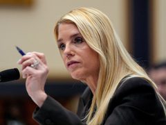 ترامب يعلن إقالة بام بوندي وتكليف محاميه السابق تود بلانش بوزارة العدل مؤقتًا