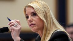 ترامب يعلن إقالة بام بوندي وتكليف محاميه السابق تود بلانش بوزارة العدل مؤقتًا