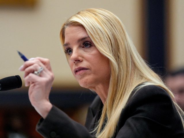 ترامب يعلن إقالة بام بوندي وتكليف محاميه السابق تود بلانش بوزارة العدل مؤقتًا