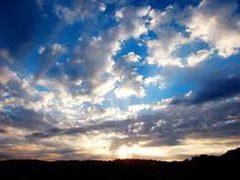 حالة الطقس: أجواء غائمة جزئيا مغبرة