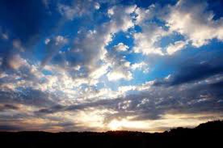 حالة الطقس: أجواء غائمة جزئيا مغبرة