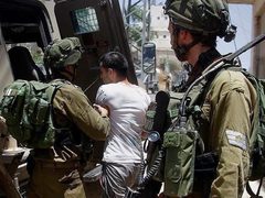 بيت لحم: الاحتلال يعتقل شابا من الدهيشة ويعتدي بالضرب على آخر