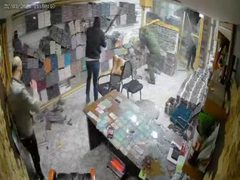 الشرطة: القبض على 3 أشخاص مشتبه بهم في تحطيم محل تجاري بالخليل