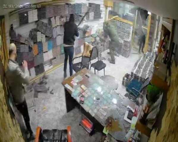 الشرطة: القبض على 3 أشخاص مشتبه بهم في تحطيم محل تجاري بالخليل