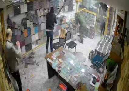 الشرطة: القبض على 3 أشخاص مشتبه بهم في تحطيم محل تجاري بالخليل