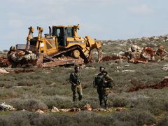 مستوطنون يواصلون تجريف أراضٍ غرب نابلس لربط بؤرة استيطانية