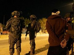 الاحتلال يعتقل 3 مواطنين من العيزرية وعناتا