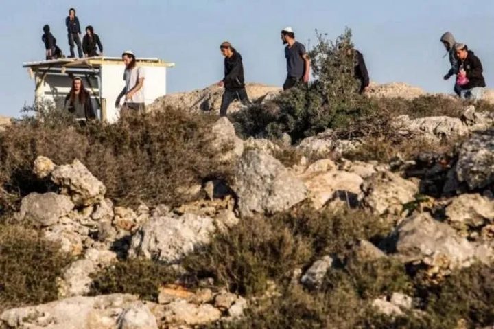 مستوطنون يعتدون على سيدتين في بيرزيت شمال رام الله
