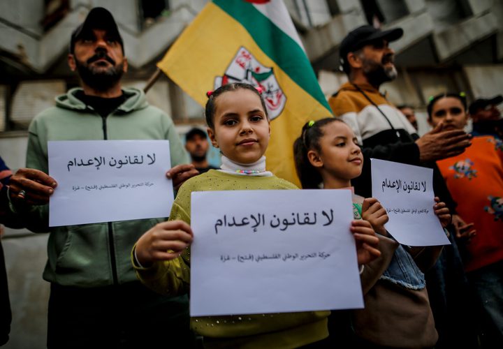 وقفة جماهيرية نظّمتها حركة "فتح" في غزة أمام الصليب الأحمر، رفضًا لقانون إعدام الأسرى، بمشاركة قيادات وأسرى محررين وفعاليات وطنية، تأكيدًا على دعم قضية الأسرى ورفض استهداف حقوقهم.