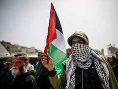 وقفة جماهيرية نظّمتها حركة "فتح" في غزة أمام الصليب الأحمر، رفضًا لقانون إعدام الأسرى، بمشاركة قيادات وأسرى محررين وفعاليات وطنية، تأكيدًا على دعم قضية الأسرى ورفض استهداف حقوقهم.
