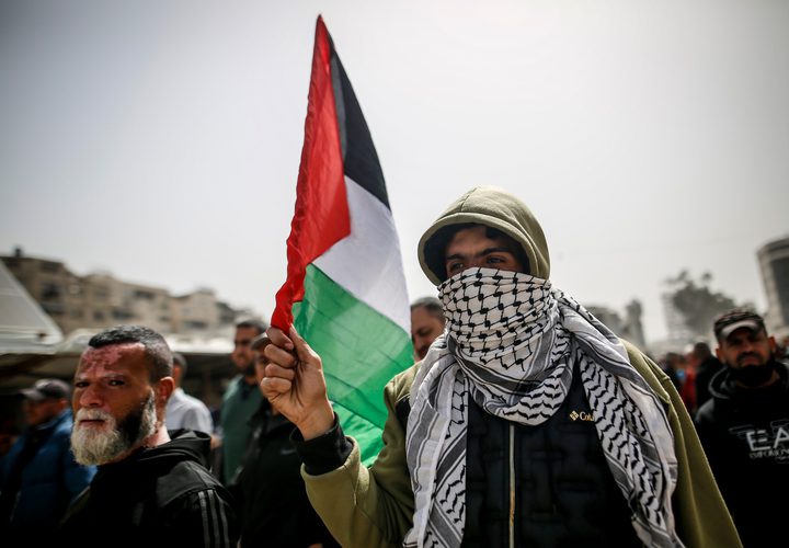 وقفة جماهيرية نظّمتها حركة "فتح" في غزة أمام الصليب الأحمر، رفضًا لقانون إعدام الأسرى، بمشاركة قيادات وأسرى محررين وفعاليات وطنية، تأكيدًا على دعم قضية الأسرى ورفض استهداف حقوقهم.