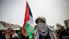 وقفة جماهيرية نظّمتها حركة "فتح" في غزة أمام الصليب الأحمر، رفضًا لقانون إعدام الأسرى، بمشاركة قيادات وأسرى محررين وفعاليات وطنية، تأكيدًا على دعم قضية الأسرى ورفض استهداف حقوقهم.