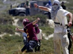 مستوطنون يهاجمون مواطنا ويصيبونه بكسور جنوب بيت لحم