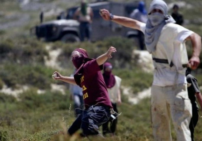 مستوطنون يهاجمون مواطنا ويصيبونه بكسور جنوب بيت لحم