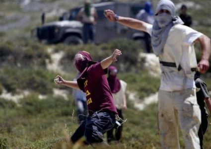 مستوطنون يهاجمون مواطنا ويصيبونه بكسور جنوب بيت لحم