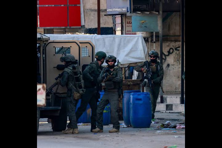 الاحتلال ينفذ اقتحاما واسعا لطولكرم ويداهم محال تجارية ويعتقل شابا