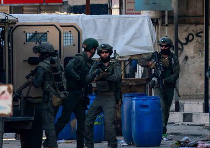 الاحتلال ينفذ اقتحاما واسعا لطولكرم ويداهم محال تجارية ويعتقل شابا