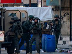 الاحتلال ينفذ اقتحاما واسعا لطولكرم ويداهم محال تجارية ويعتقل شابا