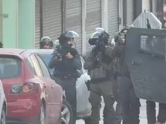 الاحتلال يقتحم مخيم قلنديا ويعتدي على شاب بالضرب