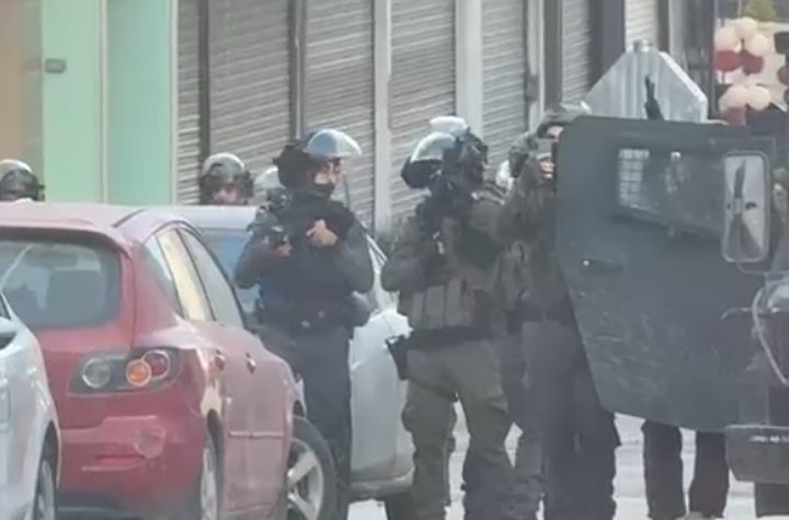 الاحتلال يقتحم مخيم قلنديا ويعتدي على شاب بالضرب