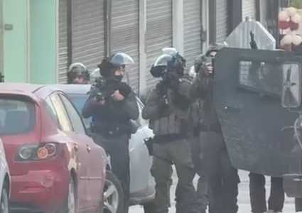 الاحتلال يقتحم مخيم قلنديا ويعتدي على شاب بالضرب