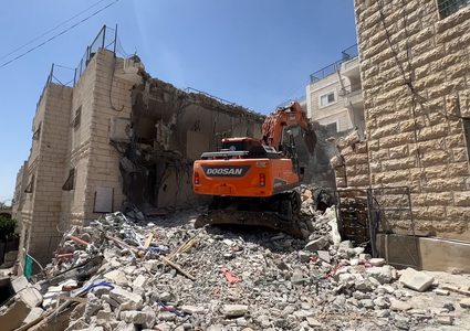 الاحتلال يجبر مواطنا مقدسيا على هدم منزله في سلوان