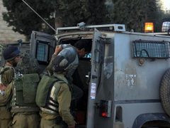 اعتقال مواطنين غرب نابلس واقتحام برقة وتفتيش منازل