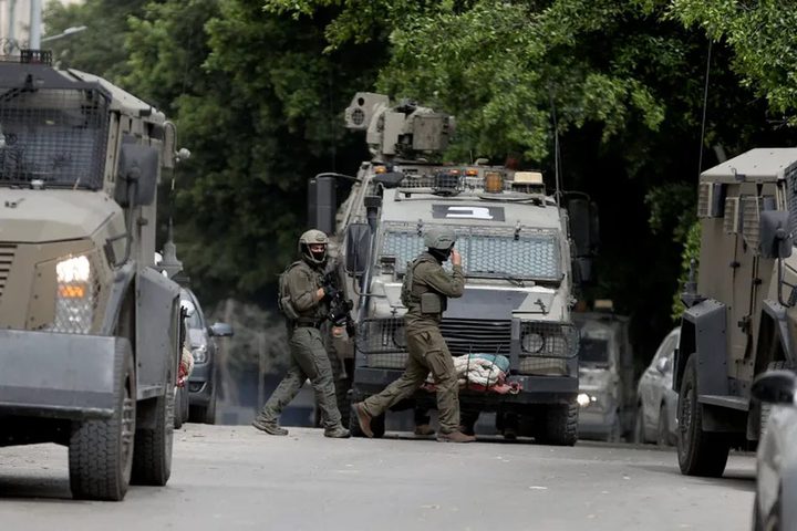 الاحتلال يعتقل مواطنين غرب نابلس ويقتحم برقة