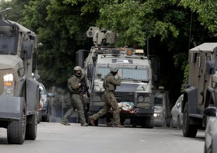 الاحتلال يعتقل مواطنين غرب نابلس ويقتحم برقة