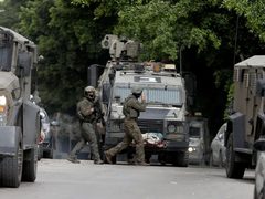 الاحتلال يعتقل مواطنين غرب نابلس ويقتحم برقة