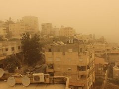 حالة الطقس: أجواء غائمة ومغبرة