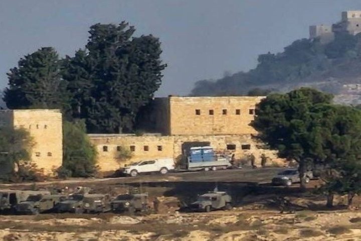 مستوطنون برفقة جيش الاحتلال يقتحمون قرية بير الباشا