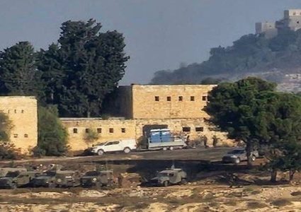 مستوطنون برفقة جيش الاحتلال يقتحمون قرية بير الباشا