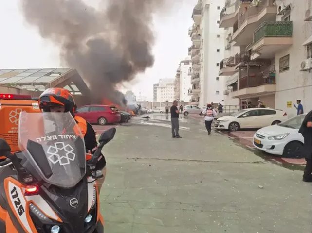 3 رشقات صاروخية خلال 20 دقيقة.. حرائق ودمار واسع في حيفا