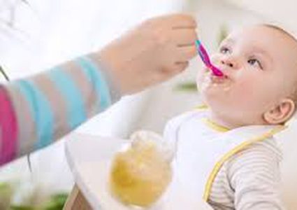 تغذية الرضع: متى نبدأ الطعام الصلب وما الأسس الصحيحة؟