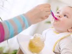 تغذية الرضع: متى نبدأ الطعام الصلب وما الأسس الصحيحة؟