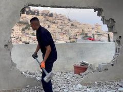 الاحتلال يجبر مقدسيا على هدم منزله ذاتيا في سلوان