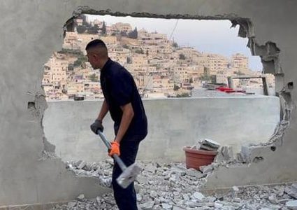 الاحتلال يجبر مقدسيا على هدم منزله ذاتيا في سلوان