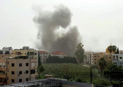 مع قرب انتهاء مهلة ترامب... غارات تطال البنى التحتية في إيران