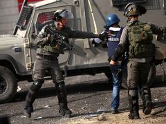 نقابة الصحفيين: 53 انتهاكًا لقوات الاحتلال بحق الصحفيين الفلسطينيين خلال آذار