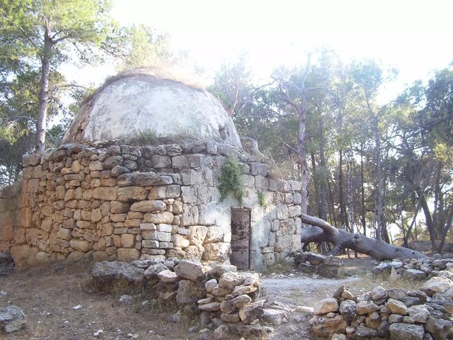 مستوطنون يقتحمون مقام "النبي غيث" في دير عمار شمال غرب رام الله