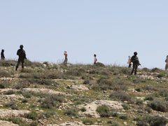 (محدث) ثلاث إصابات في هجوم للمستوطنين على مسافر يطا جنوب الخليل