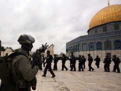 إغلاق المسجد الأقصى وكنيسة القيامة لليوم الـ40