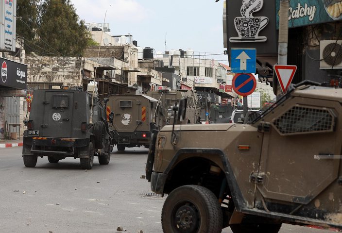 الاحتلال يعتقل سيدة ويعتدي على مواطن بالضرب خلال اقتحام نابلس